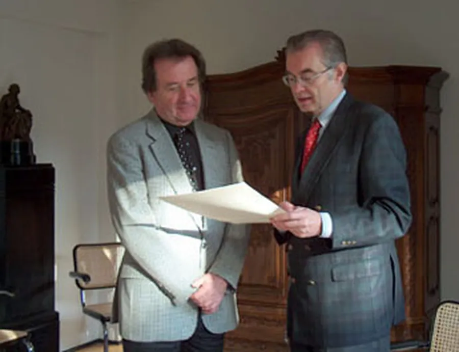 Andreas Eckhardt presents Rudolf Buchbinder with an honorary membership certificate.