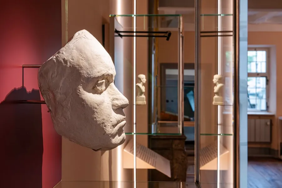 Museumsraum mit der beleuchteten Lebendmaske Beethovens
