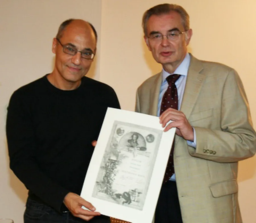 Andreas Eckhardt presents Andreas Staier with an honorary membership certificate.